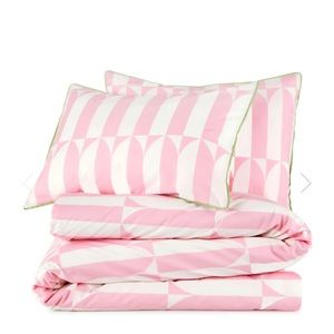 NWT Twin XL Comforter and Sham Set in Pink and White